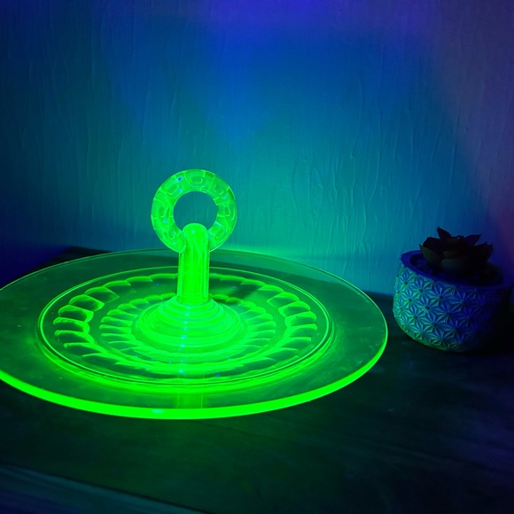 Vintage Uranium / Depression Glass Handled Server Plate Sandwich Platter Tray - Picture 1 of 10